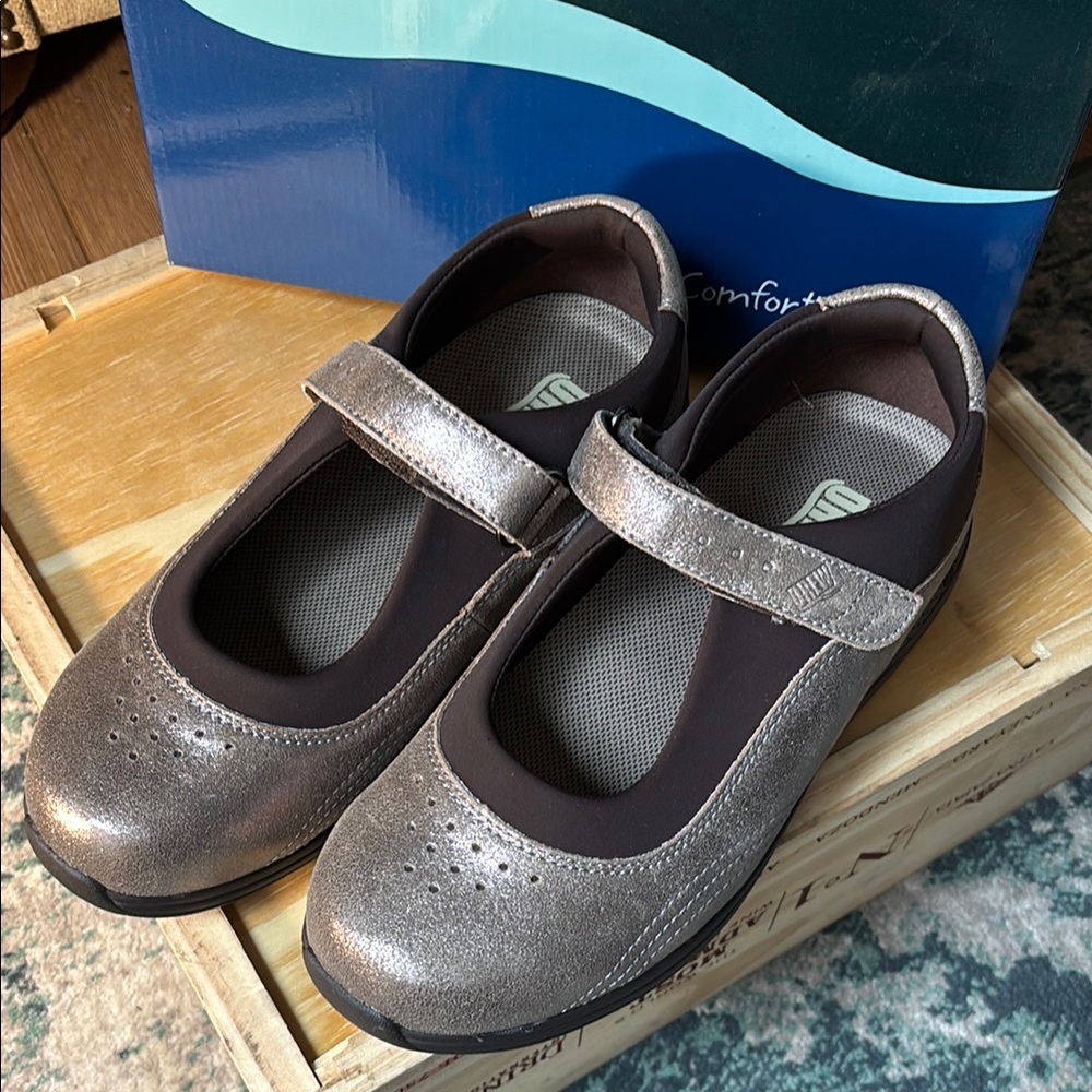 ROSE by DREW dusty pewter Mary Jane  size 7.5 WW very wide